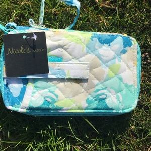 Gorgeous Nicole’s Boutique quilted wristlet ❤️